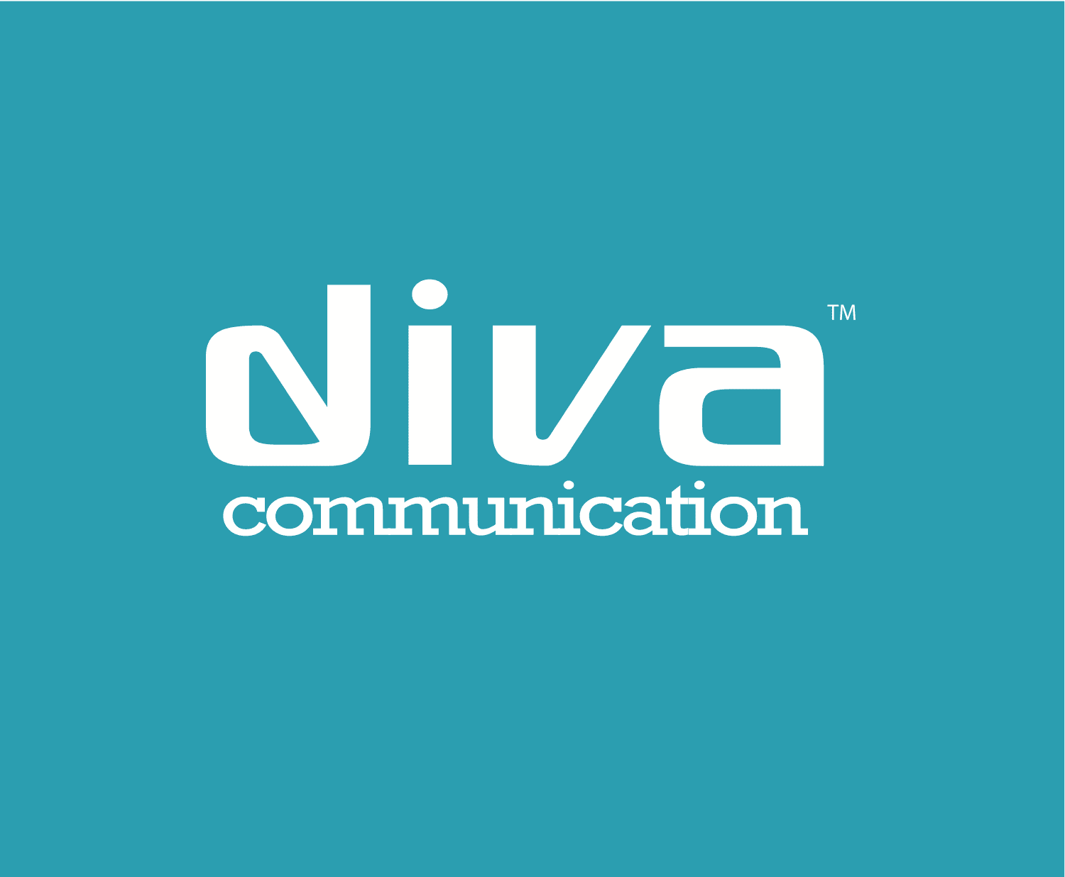 Logotype Diva Communication — wordmark blanc sur aplat bleu canard, mention « communication » en serif italique.