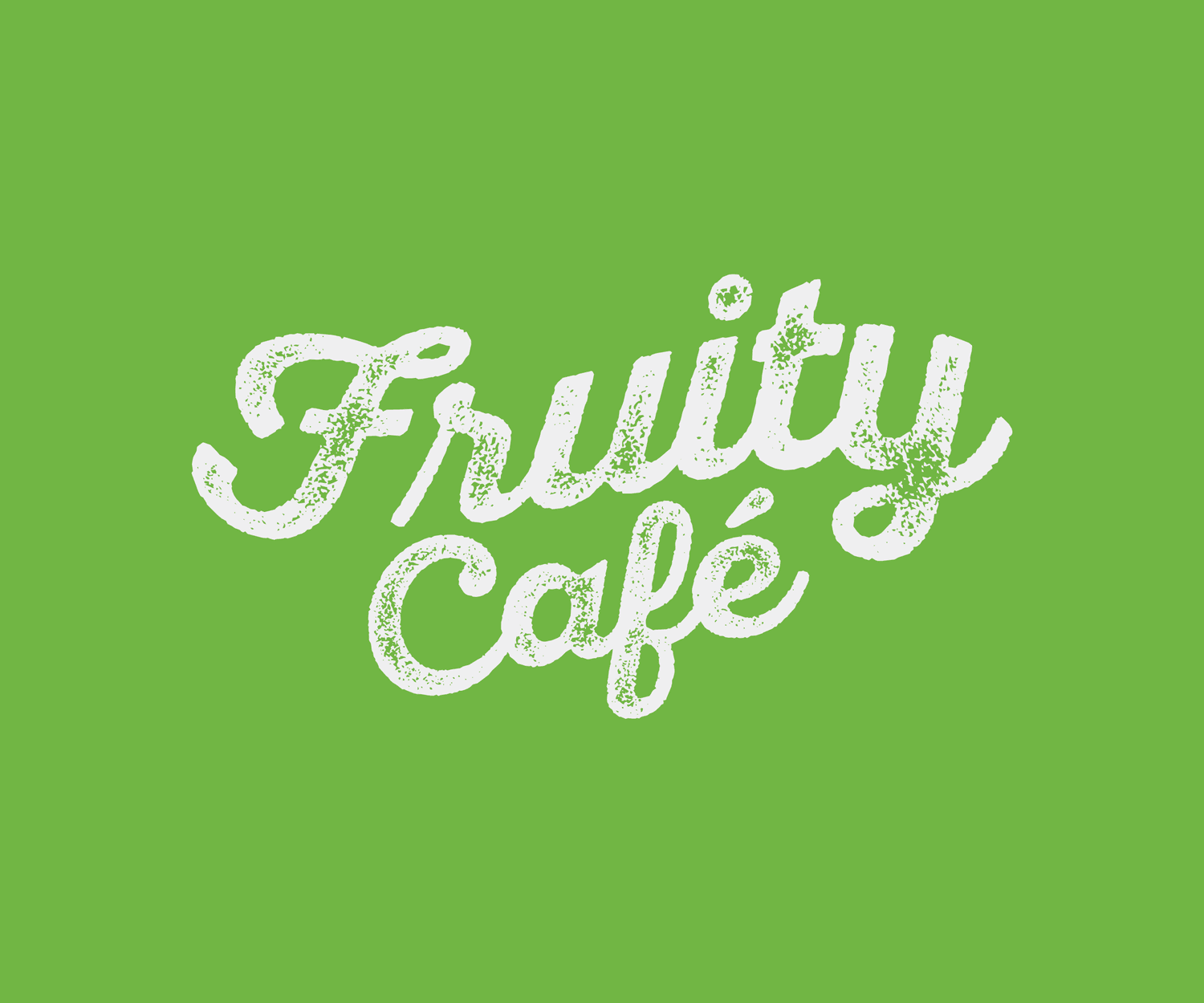 Logotype Fruity Café — wordmark script texturé blanc sur fond vert, caractère rétro et gourmand.